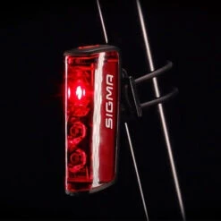 Éclairage Vélo à Batterie Arrière Sigma Blaze 3LED -Magasin De Vélos Zefal eclairage velo a batterie arriere sigma blaze 3led 2