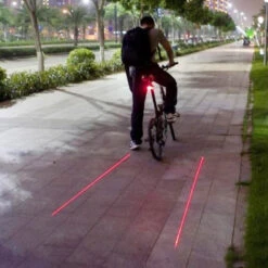 Eclairage Vélo Arrière Avec Laser Piste Cyclable Lumineuse -Magasin De Vélos Zefal eclairage velo arriere avec laser piste cyclable lumineuse 2