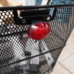 Point Feu Arrière à Piles à Fixer Sur Panier De Vélo -Magasin De Vélos Zefal feu arriere a piles a fixer sur panier de velo 4