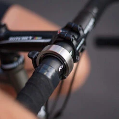 Knog Oi Sonnette Vélo Classic Large Couleur Argent 10 Knog Oi Sonnette Vélo Classic Large Couleur Argent -Magasin De Vélos Zefal knog oi sonnette velo classic large couleur argent 3