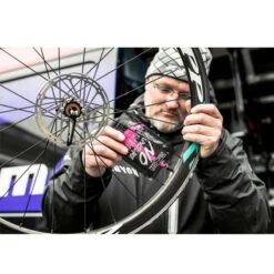 Liquide Préventif Anti-Crevaison MUC-OFF (140 Ml) -Magasin De Vélos Zefal liquide preventif anti crevaison muc off 140 ml 3