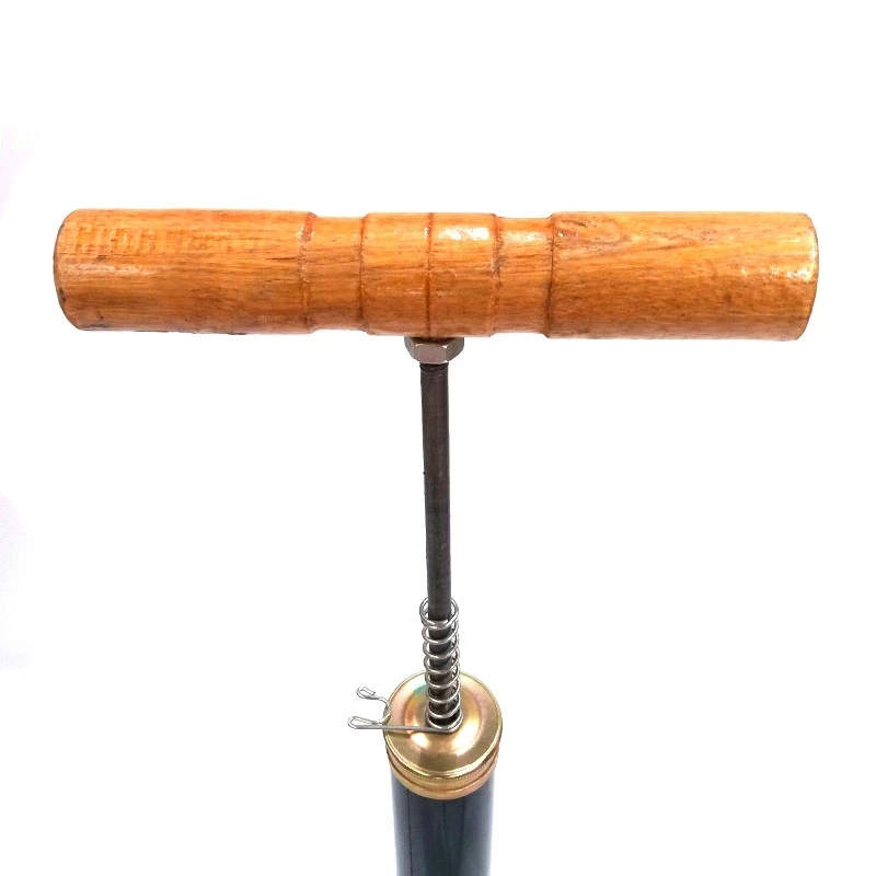 Pompe à Pieds Rétro Sur Planche En Bois 4 Pompe à Pieds Rétro Sur Planche En Bois – Image 2